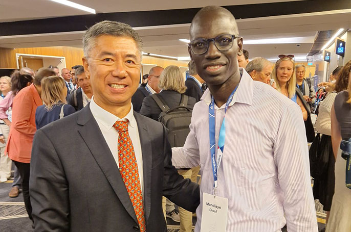 Mandiaye Diouf avec Quanhai Li, Presidente de World Sailing.