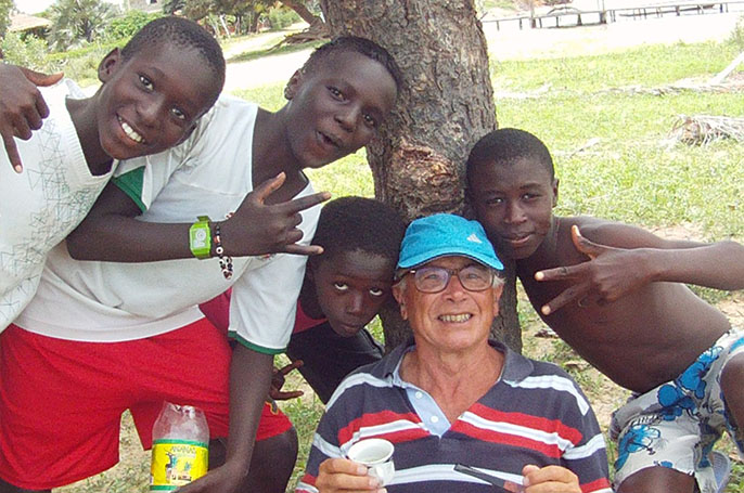 Paolo avec les élèves des cours de voile